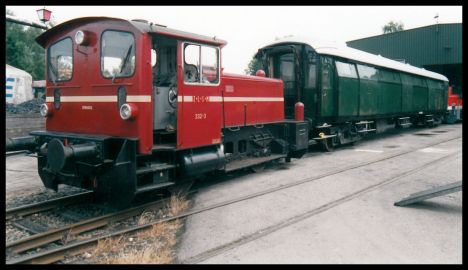 Köf locomotor 332-03 Spaniol" met een stalen D uit het spoorwegmuseum